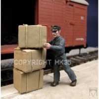 Bahnpostler Fred mit dicken Paketen