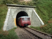 Rote Bügel Tunnel, H0, weißes Material