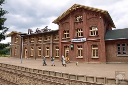 Bahnhofsgebäude Ottersberg, Empfangsgebäude mit Güterschuppen, 9mm Sockel