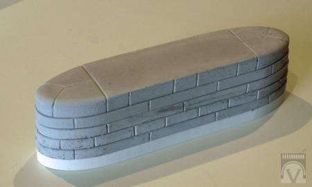 Pfeilerschicht zur Erhöhung der eingleisigen Ruhmebrücke, graues Material