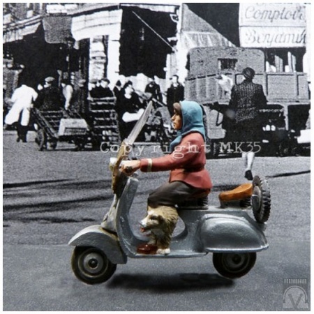 Hui- Edeltraut mit Hündchen Kalimero fährt auf ihrem Roller zum Einkaufen
