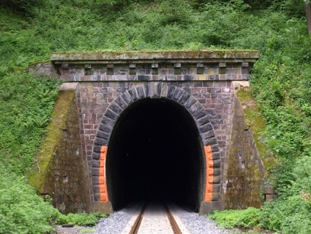 Rote Bügel Tunnel, H0, weißes Material