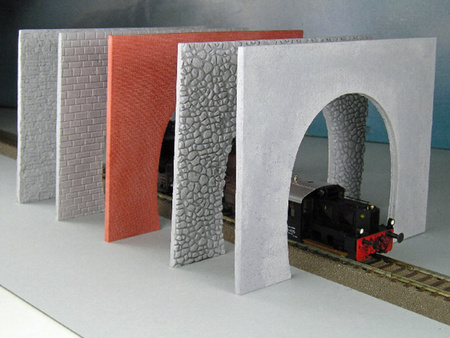 Tunnelöffnung, eingleisig, Bruchsteinmauerwerk, graues Material