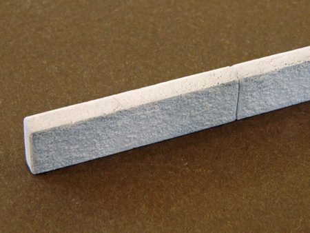 Einfache Betonbahnsteigkanten, L = ca. 180cm , Baugröße H0