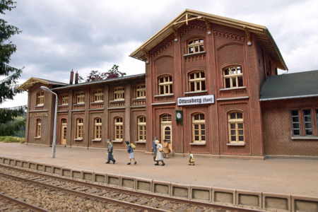 Bahnhofsgebäude Ottersberg, Empfangsgebäude mit Güterschuppen, 9mm Sockel