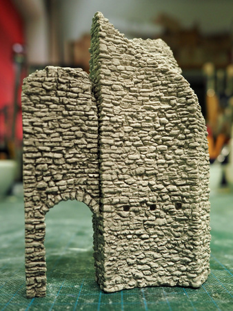 Bering mit äußeren Durchlass und bizarren Resten der inneren Schildmauer von Burg Tschanüff