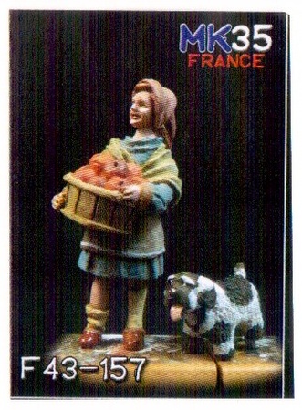 Bauersfrau mit einem Korb voller Äpfel und ihrem puscheligen Hündchen